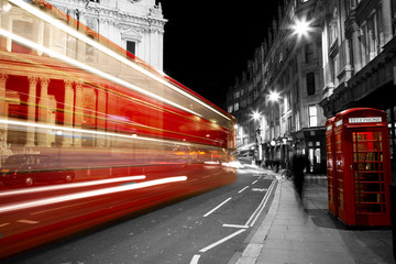 Sierkussen Foto van de dag Rode telefooncel in Londen  © Sampajano