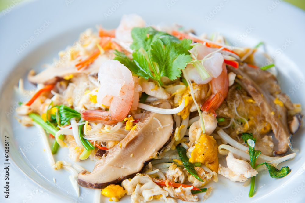 Stir-fried noodles and vegetables : delicious food