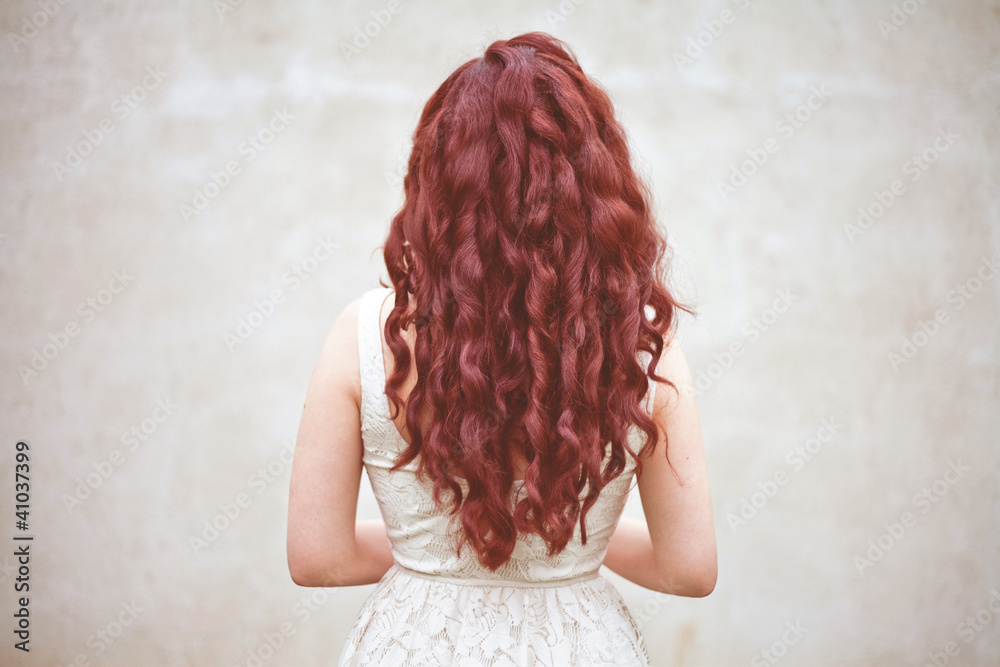 Naklejka premium modelka włosy rude czerwone loki panna młoda fryzura