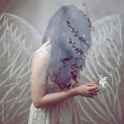 piękna młoda kobieta skrzydła aniołek sukienka panna młoda loki