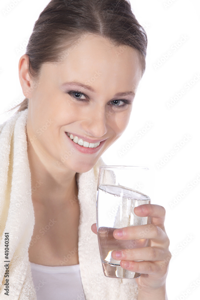 Sportliche Frau mit Handtuch trinkt Wasser Porträt Sportliche Frau mit Handtuch trinkt Wasser Porträt