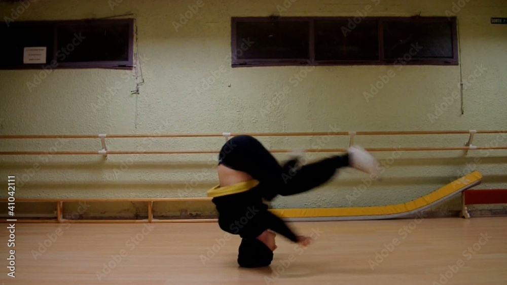 Danseur de hip-hop qui tourne sur la tête, headspin,cirque