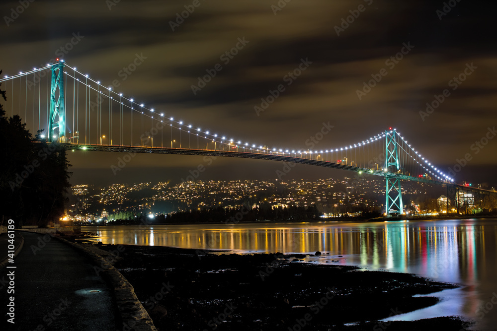Obraz premium Lions Gate Bridge at Night