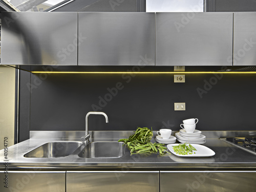 dettaglio del lavello di acciaio in cucina moderna