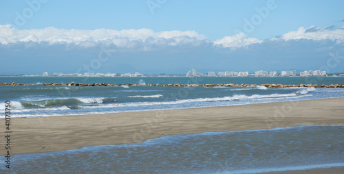 La Grande Motte, vue depuis Port Camargue