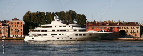 Megayacht im Hafen von Venedig