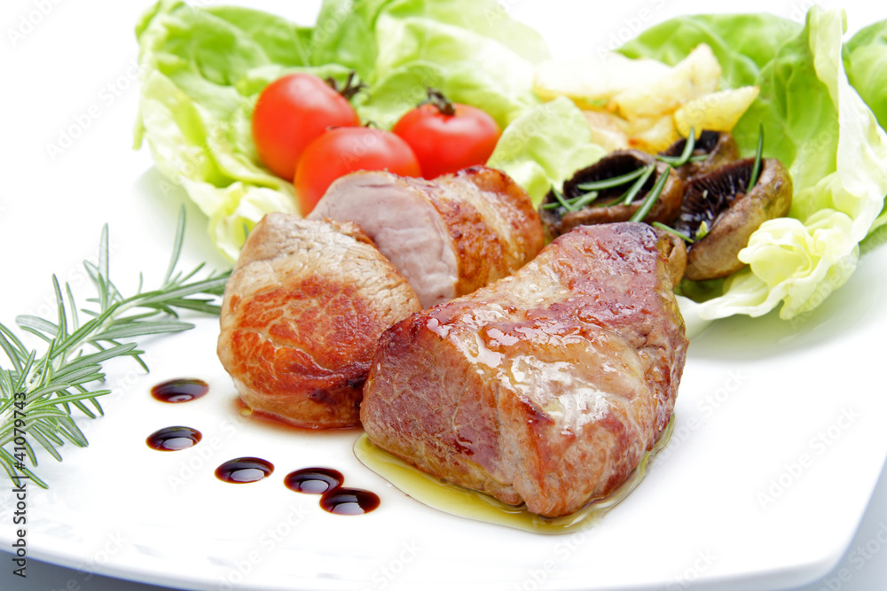 carne di maiale arrosto con verdure su sfondo bianco