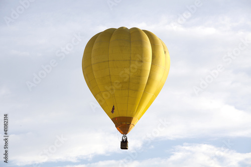 gelber Heißluftballon am Allgäuhimmel