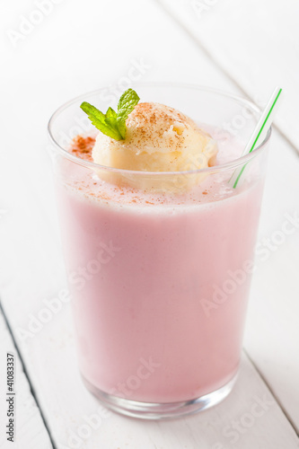 strawberry milkshake with vanilla ice cream