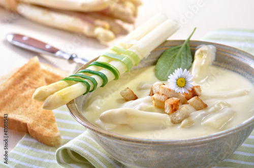 Frische Spargelcremesuppe photo