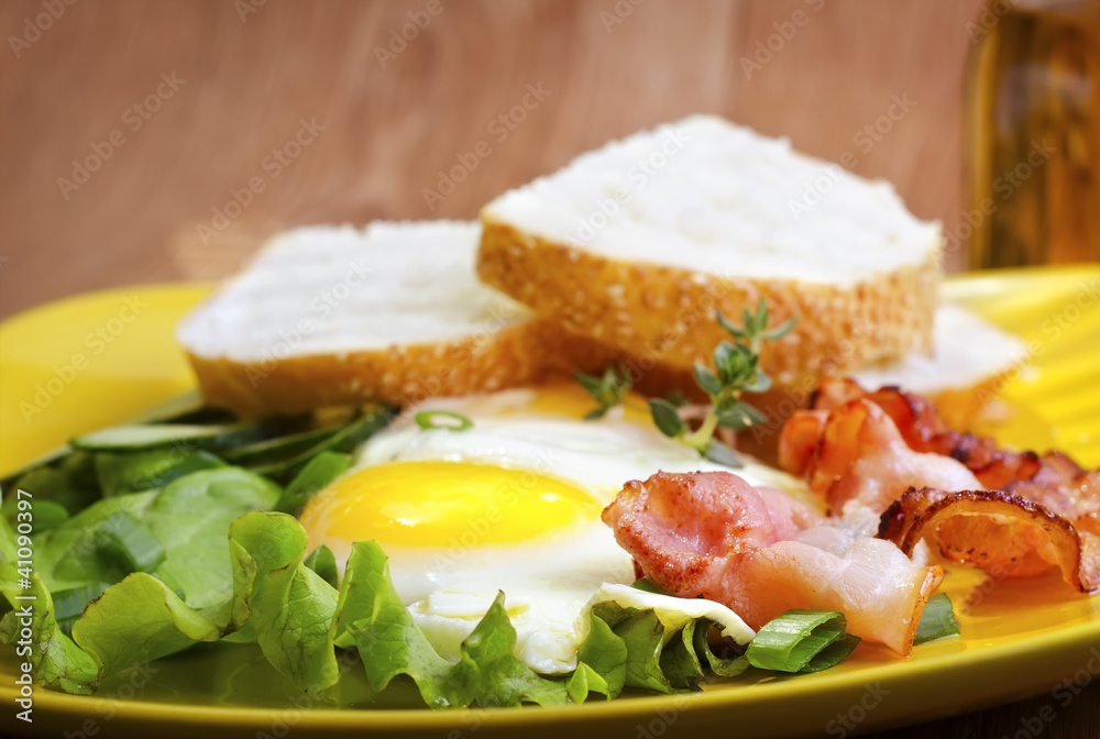 egg with bacon