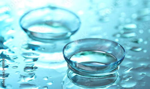 Obraz na płótnie contact lens with drops on blue background