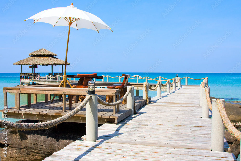 Fototapeta premium Wooden Pier In Tropical Paradise