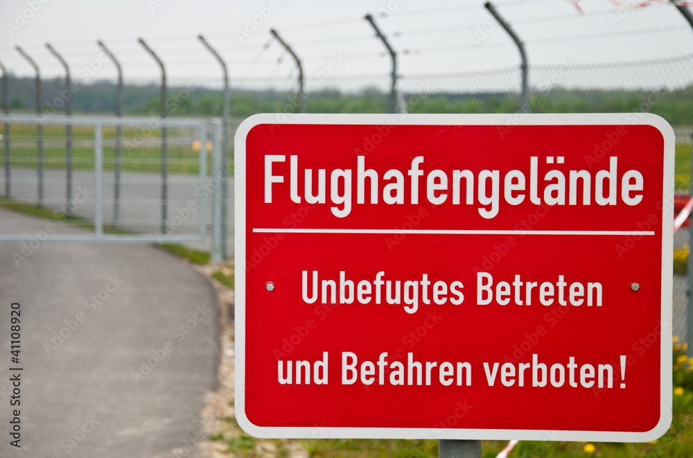 Fototapeta premium Verbotsschild auf dem Flughafen