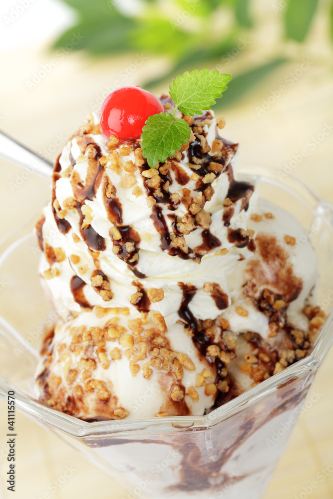 Walnusseis mit Schokoladsoße und Krokant Stock Photo | Adobe Stock