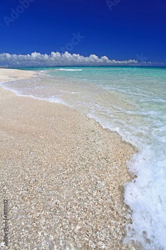 Fototapeta Naklejka Na Ścianę i Meble -  南国沖縄の綺麗なビーチと夏空