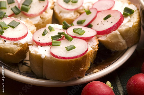 Sandwich with cheese, radish and chive - Healthy Eating