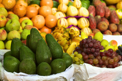 Fototapeta Naklejka Na Ścianę i Meble -  Avokado and anderes Obst auf Peruanischem Markt