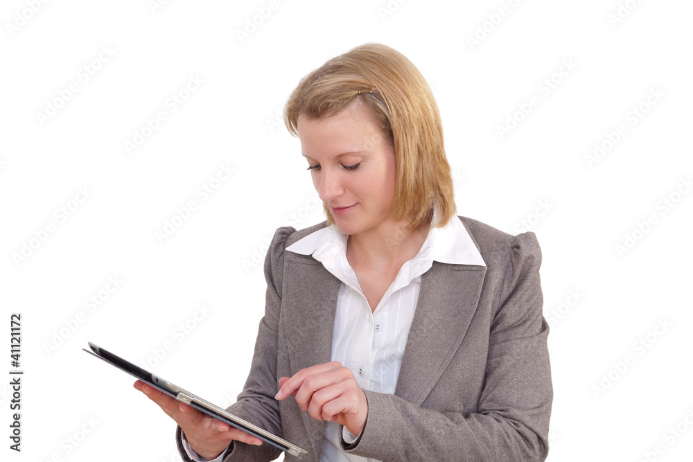 Lächelnde junge Frau bedient einen Tablet PC Lächelnde junge Frau bedient einen Tablet PC