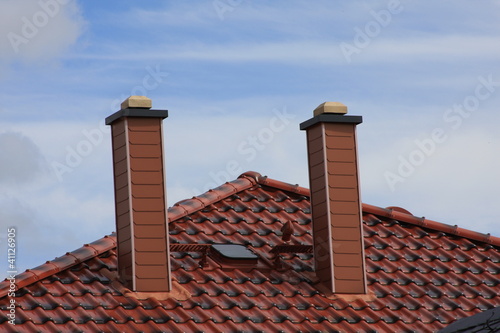 rotes Hausdach mit 2 Schornsteinen