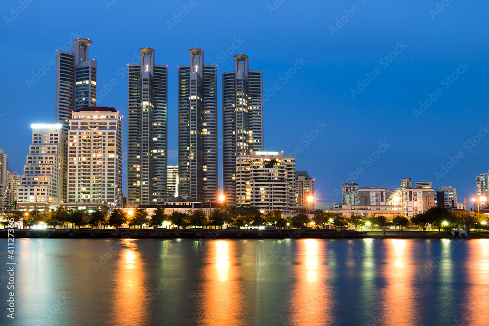 Obraz premium Bangkok centrum miasta w nocy z odbiciem panoramy, Bangk