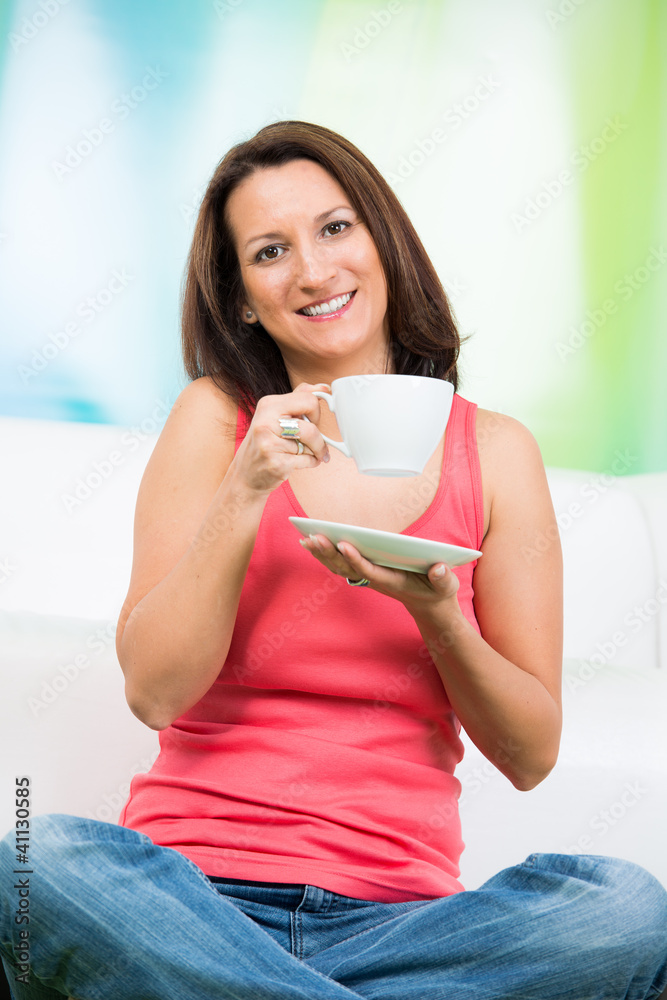 portrait einer brünetten frau die kaffee trinkt portrait einer brünetten frau die kaffee trinkt