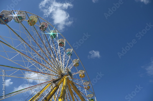 Riesenrad gegen Himmel photo