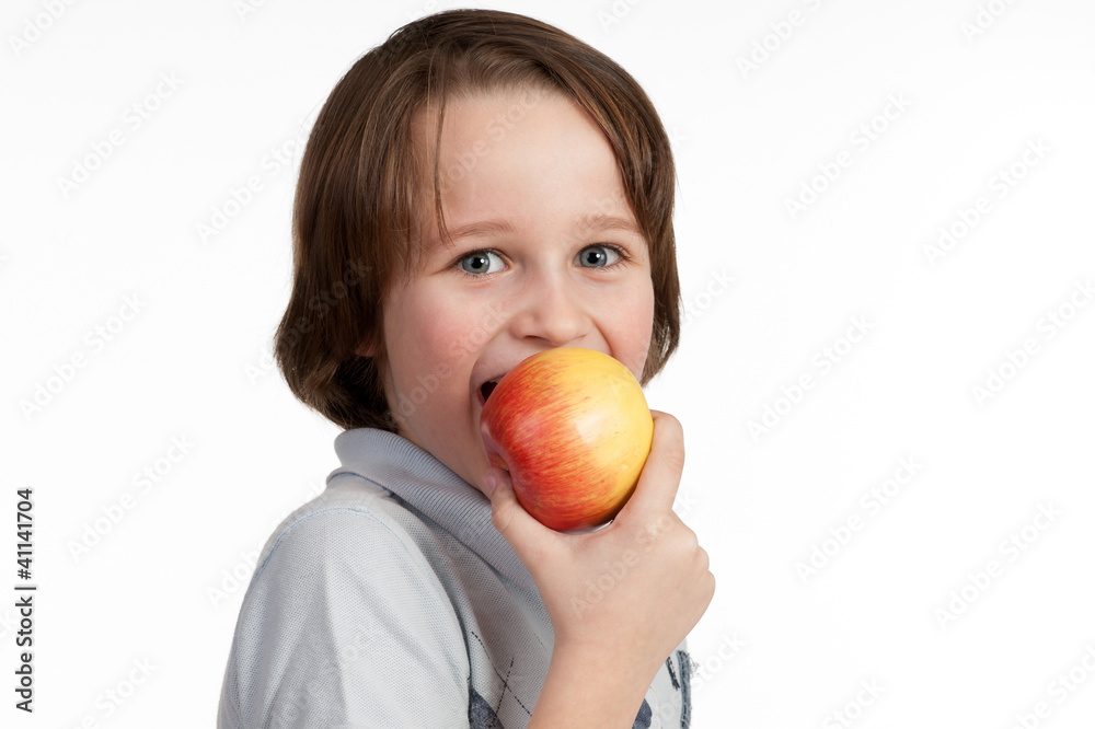glücklicher junge beißt in einen apfel glücklicher junge beißt in einen apfel