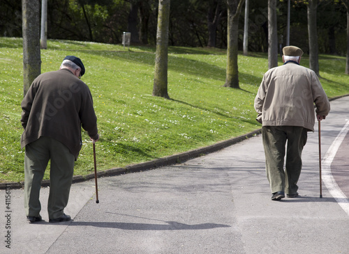 Ancianos paseando por el parque