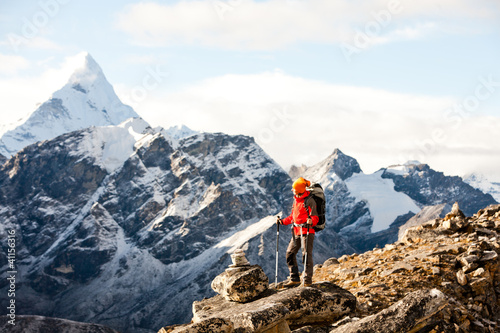 Turysta w górach Himalajach
