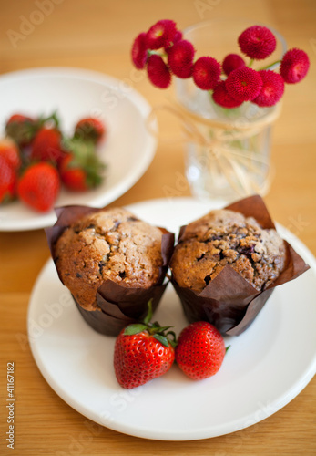 muffin muffins truskawki stokrotki ciasto czekolada ciastka dwa