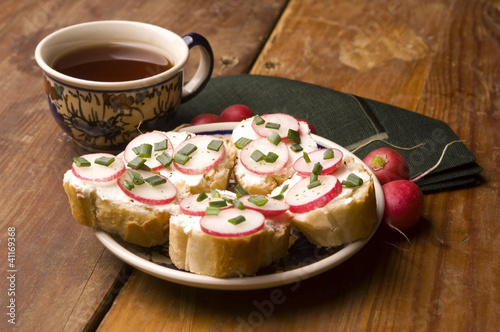 Sandwich with cheese, radish and chive - Healthy Eating