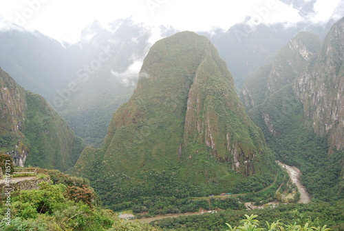 Vista del cañon del río Urubamba y el cerro Putucusi. photo