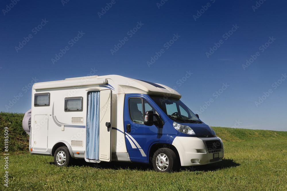 Camper in sosta sull'argine della palude di Comacchio, Italia