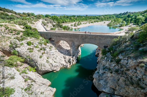 Pont du diable sur l'Hérault près de Saint-Guilhem-le-désert, dans l'Hérault, Languedoc, Occitanie, France photo