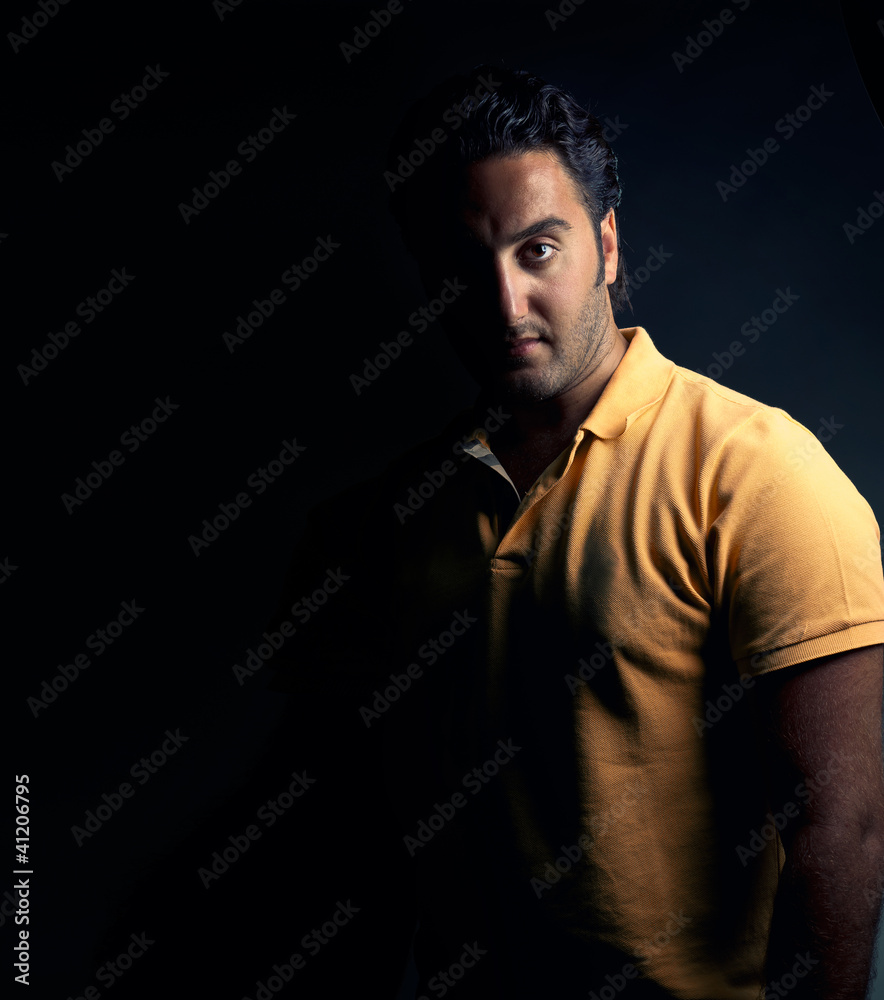 Naklejka premium Low key portrait of a man with a serious look