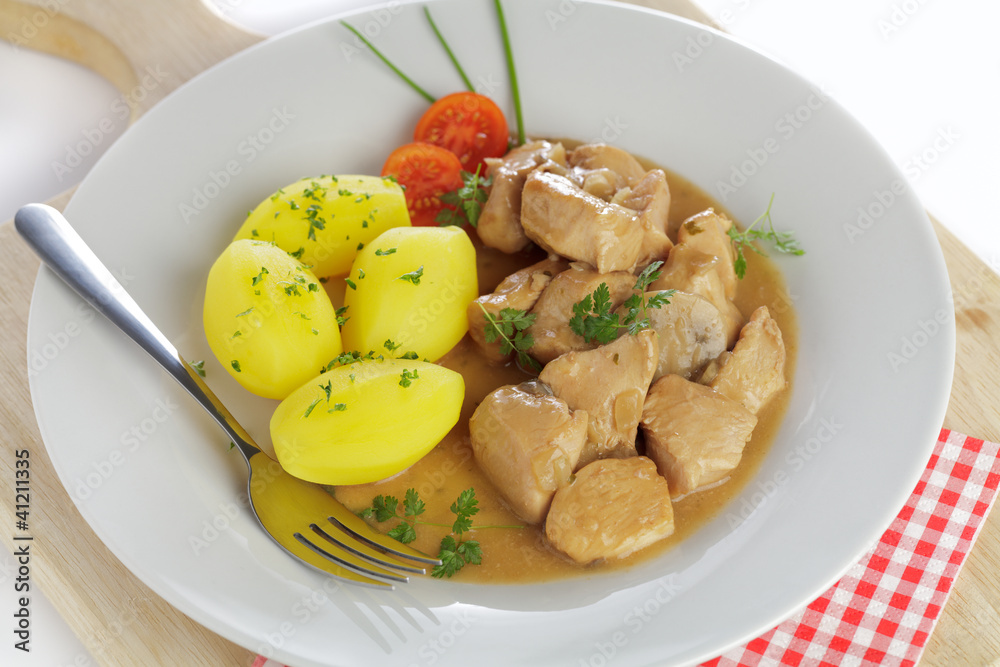 Putenragout mit Salzkartoffeln Putenragout mit Salzkartoffeln