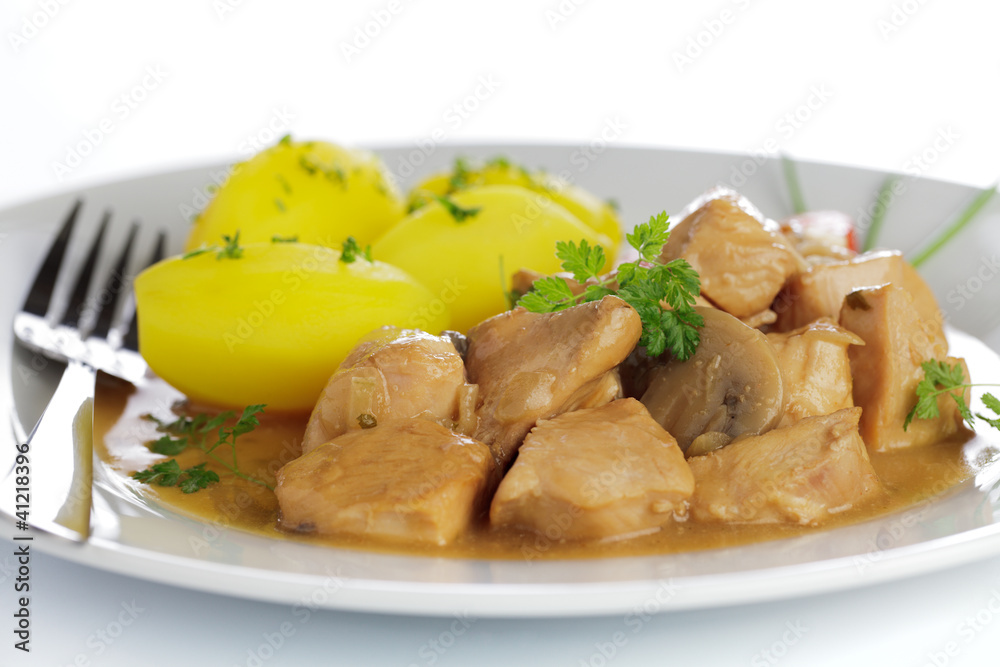 Putenragout mit Salzkartoffeln Putenragout mit Salzkartoffeln