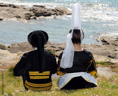 Un couple bigouden assis devant la mer à Lesconil en Bretagne Cornouailles Finistère France photo