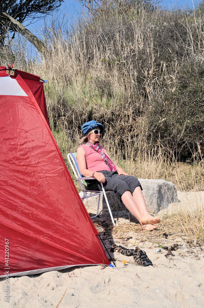 Frau Und Strandmuschel Stock Photo | Adobe Stock