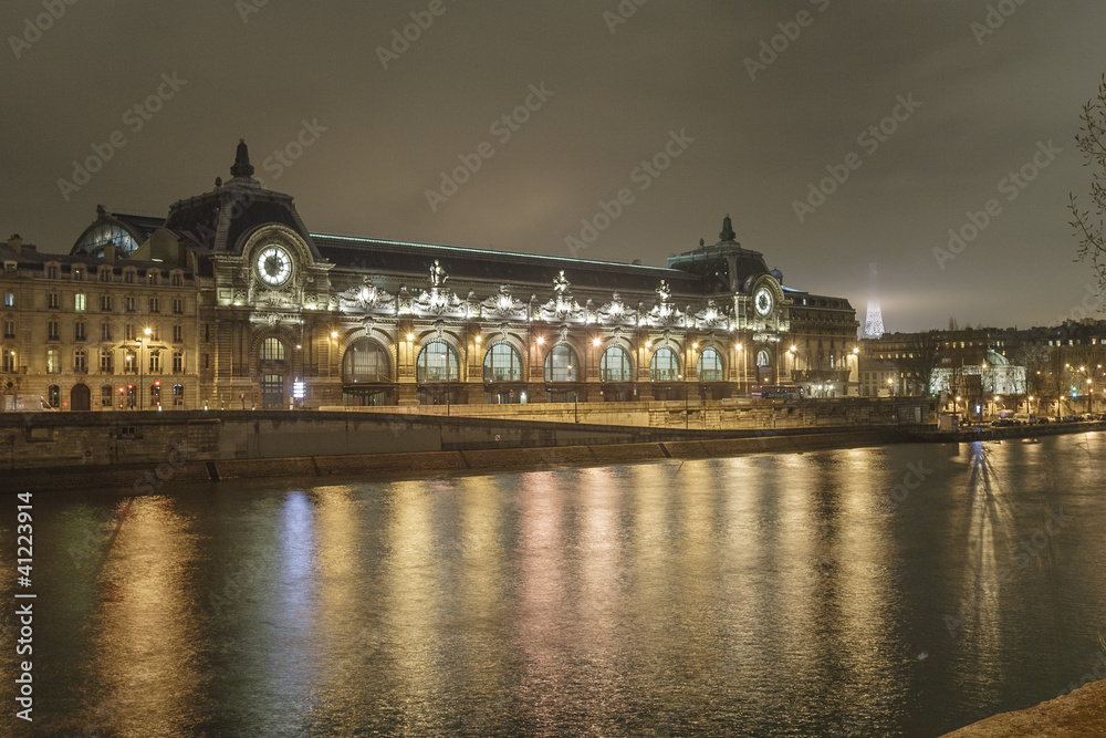 Musée d'Orsay à Paris la nuit