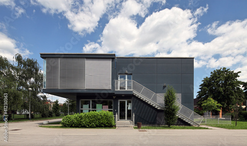 exterior of a modern school © Berni
