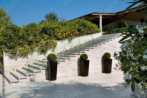 scala in muratura in giardino in villa moderna