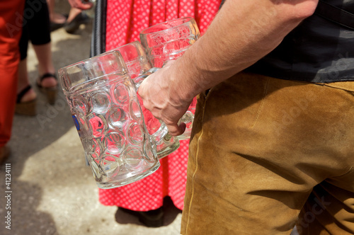 Mann in Tracht mit leeren Maßkrügen