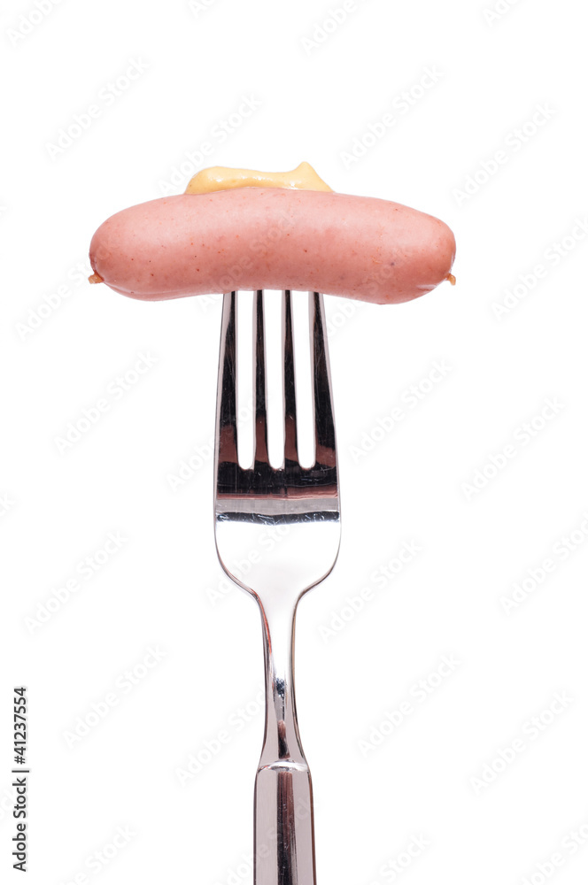 Saitenwurst mit Senf auf einer Gabel
