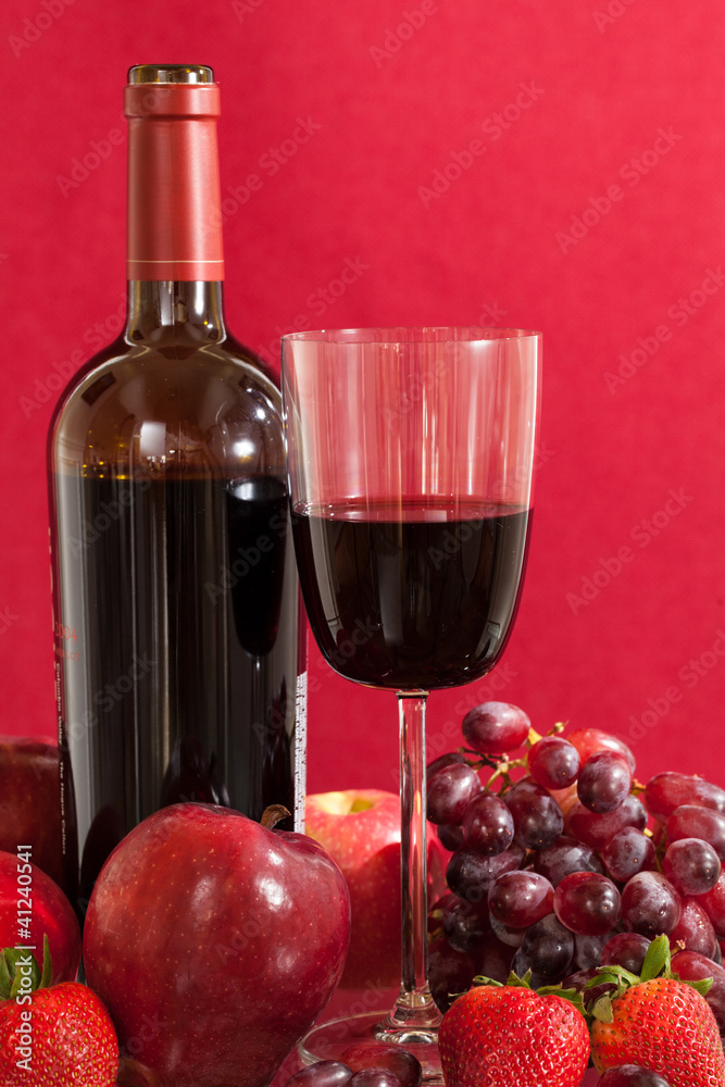 Obraz premium Red wine bottle and fruit with glass