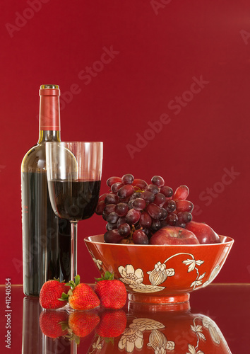 фотографія Red wine bottle and fruit with glass