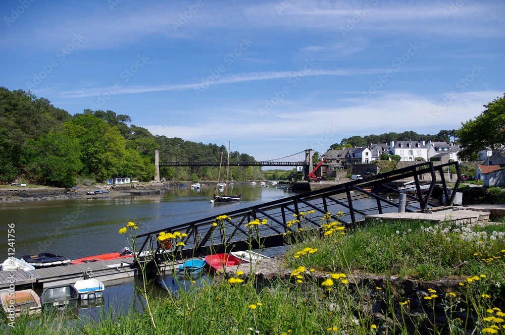 Le pont suspendu et le port du Bono Le pont suspendu et le port du Bono