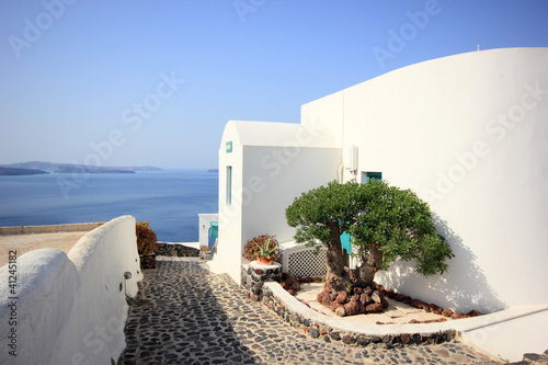 Fototapeta Naklejka Na Ścianę i Meble -  Classical Greek architecture of the streets in Oia