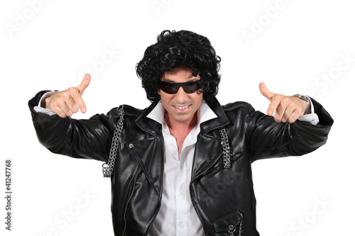Fotografie Man in a black wig and leather biker jacket